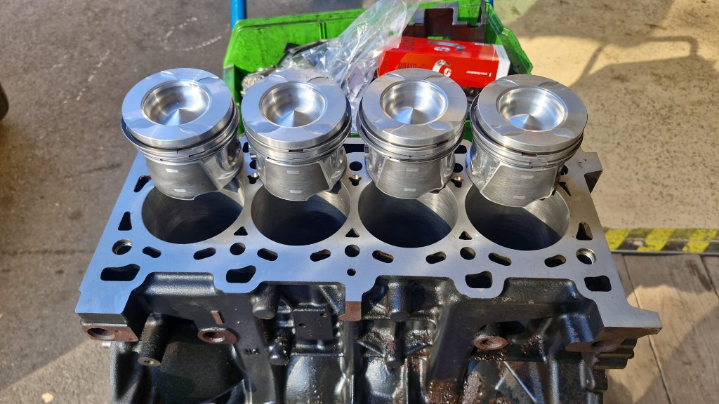 Motorblock gereinigt mit neuen Kolben (Nachher)