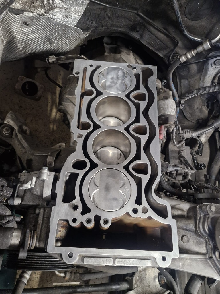 Zylinderkopf gereinigt im Motorraum montiert (Nachher)