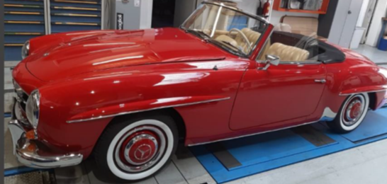 Roter Mercedes 190SL Roadster auf der Hebebühne