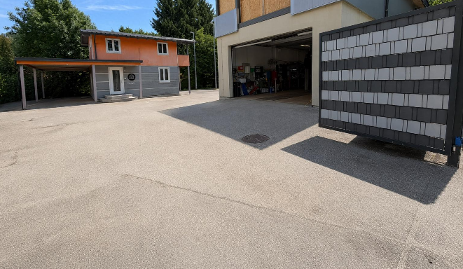EKS Meisterwerkstatt — Werkstattgebäude und Parkplatz